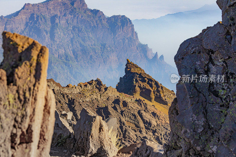 从拉帕尔马火山喷发，康伯雷Vieja喷气孔，从Roque de los Muchachos观看。天空中的灰烬